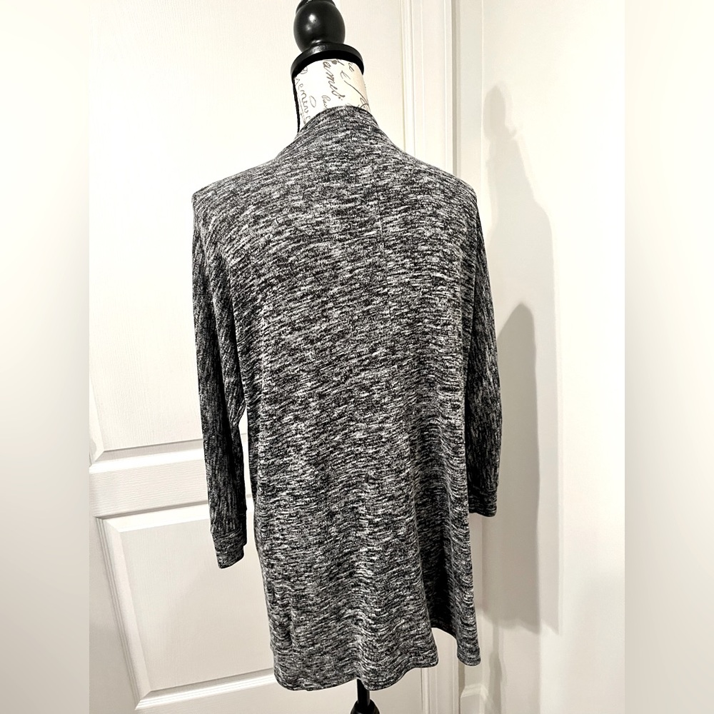 Black 3/4 length cardigan! Light weight Old Navy Size medium